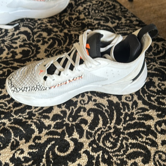 Boys Jordan Low Top Basketball Shoes - Picture 4 of 6